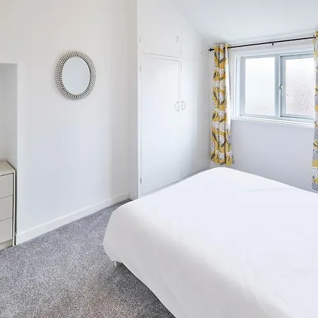 Host & Stay - Psyche Apartment * Scarborough